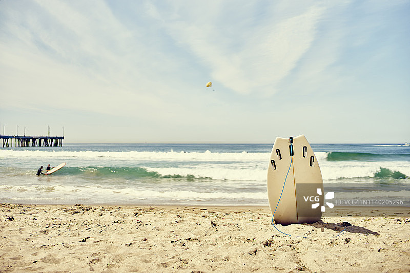 冲浪板直立在沙滩上，洛杉矶，加利福尼亚图片素材