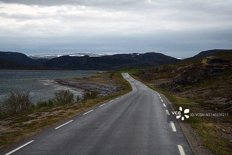 挪威北部勒贝斯比卡拉克蜿蜒的道路图片素材