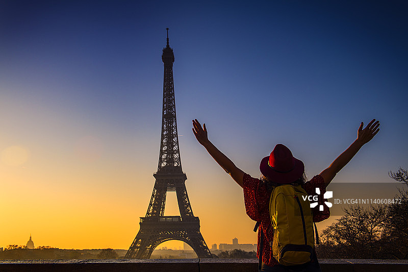 法国巴黎埃菲尔铁塔上，游客举起手臂图片素材