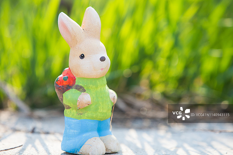 草地上的复活节兔子图片素材