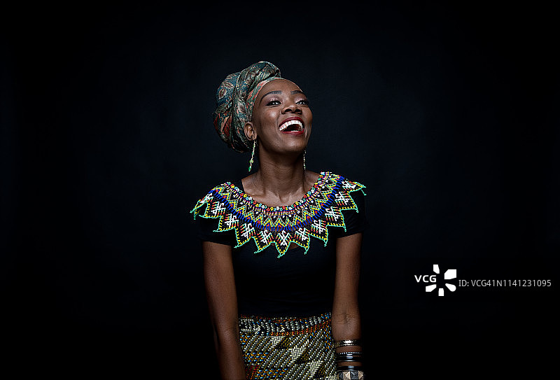 穿着传统服装的美丽非洲女性图片素材