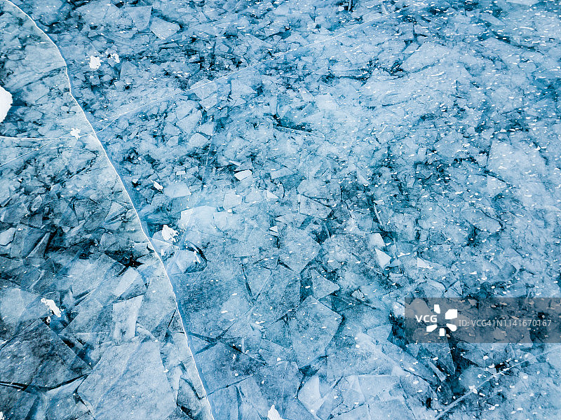 深蓝色的冰-鸟瞰图。破冰的美学。结冰的湖，冰的质地。冬季贝加尔湖上美丽的图画图片素材