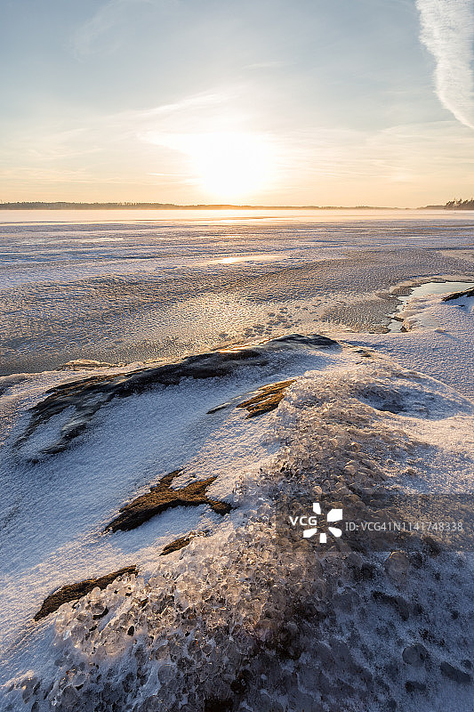 芬兰清晨结冰的湖面图片素材
