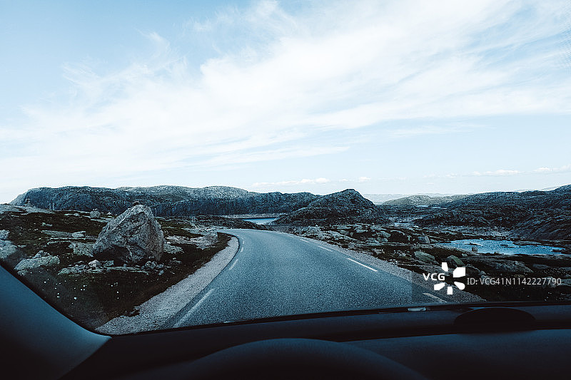 从挪威的汽车上看到的山景图片素材