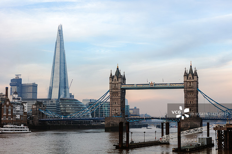 伦敦泰晤士河上的塔桥和碎片大厦图片素材