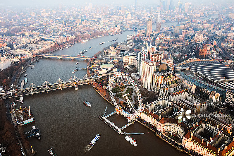 俯瞰日落时的千禧轮，伦敦图片素材