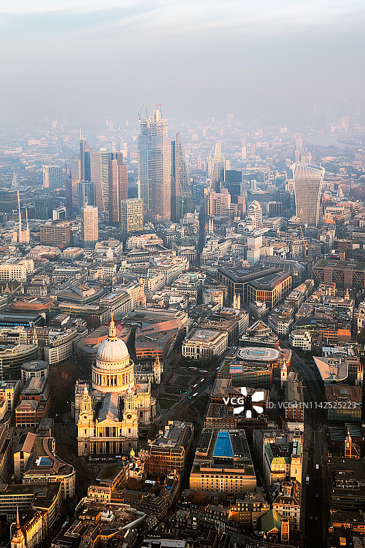圣保罗大教堂和伦敦城鸟瞰图图片素材