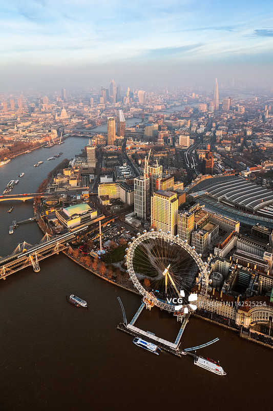 日落时的伦敦眼鸟瞰图，伦敦，英国图片素材