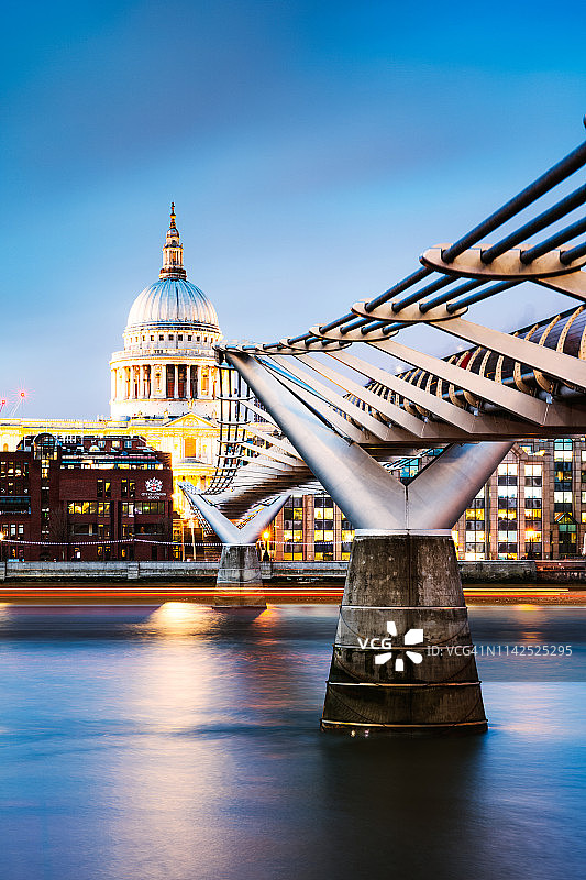 伦敦黄昏时的千年桥和圣保罗大教堂图片素材