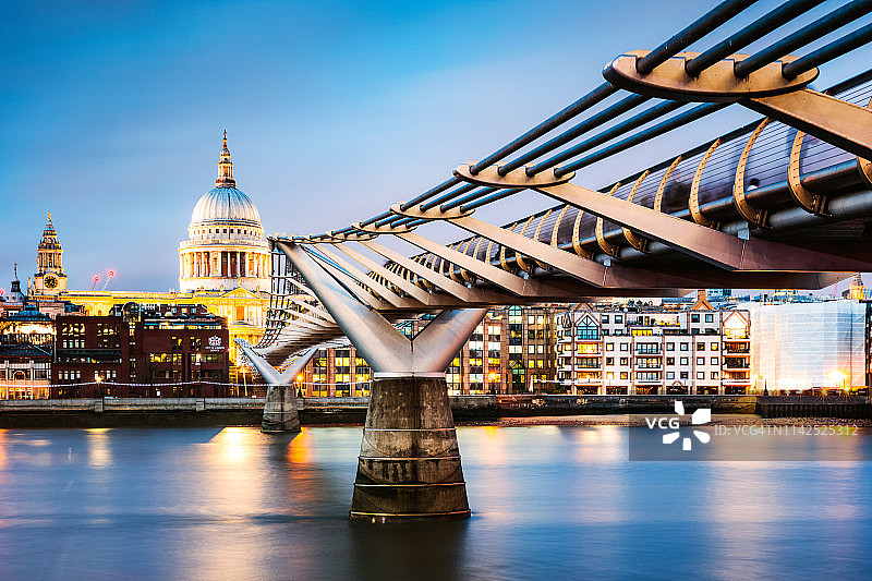 英国黄昏时的千年桥和圣保罗大教堂图片素材