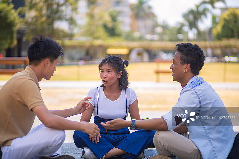 多种族的亚洲朋友在博尼法西奥环球城的公园里玩菲律宾本地游戏图片素材