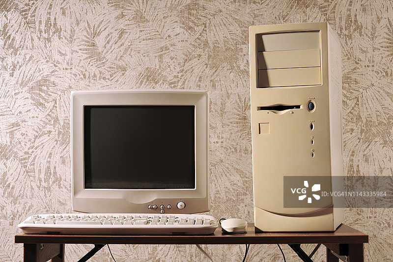 电脑键盘和鼠标由中央处理器放在靠墙的木桌上图片素材