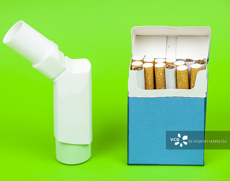 哮喘吸入器和香烟图片素材