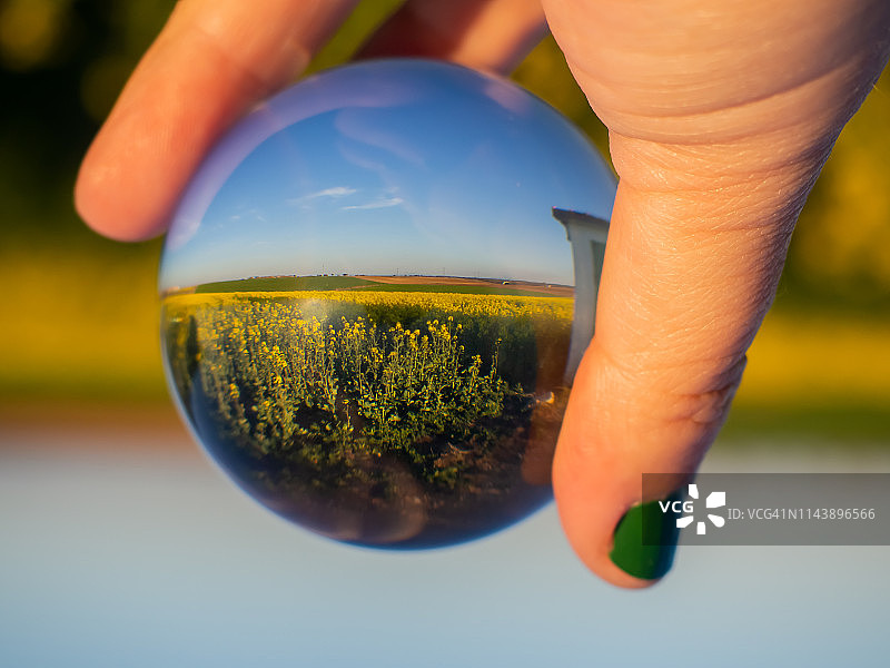 景观反射在水晶球里图片素材
