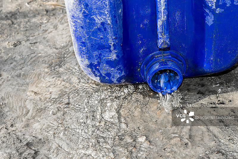 从一加仑塑料桶里冲出来的甜水导致了水危机图片素材
