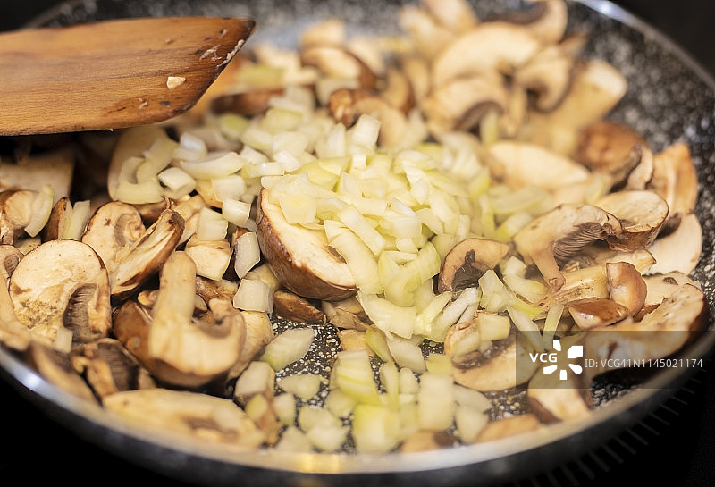 煎锅中的蘑菇切片图片素材