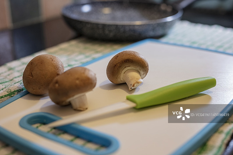 切新鲜有机蘑菇前的准备工作图片素材
