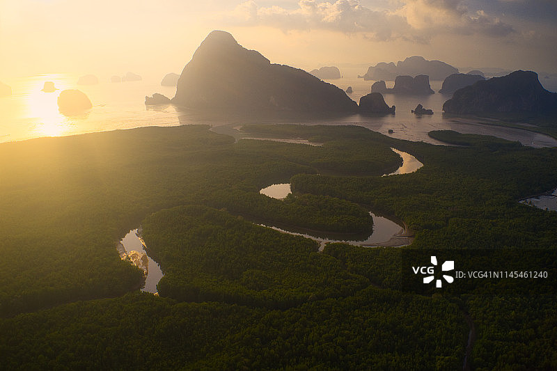 看不见的泰国:早上攀牙湾的鸟瞰图图片素材