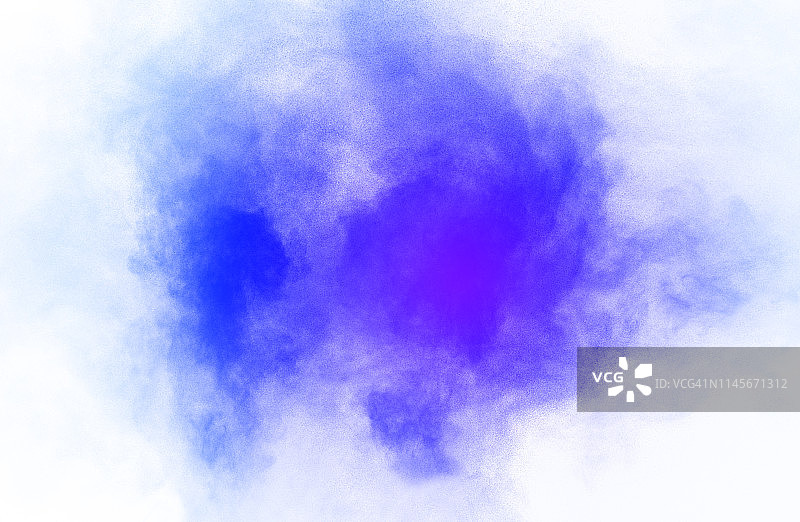 在白色的背景上，由一团紫色的烟雾和火药颗粒组成的云团撞击而成的爆炸。图片素材