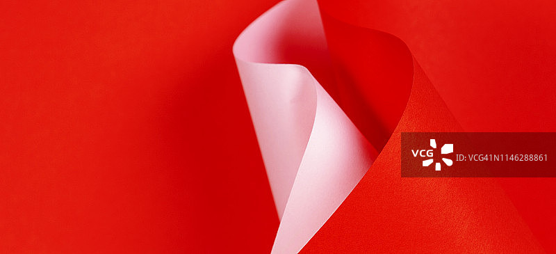 抽象的彩色背景与红色和粉红色的纸在几何形状。有选择性的重点图片素材