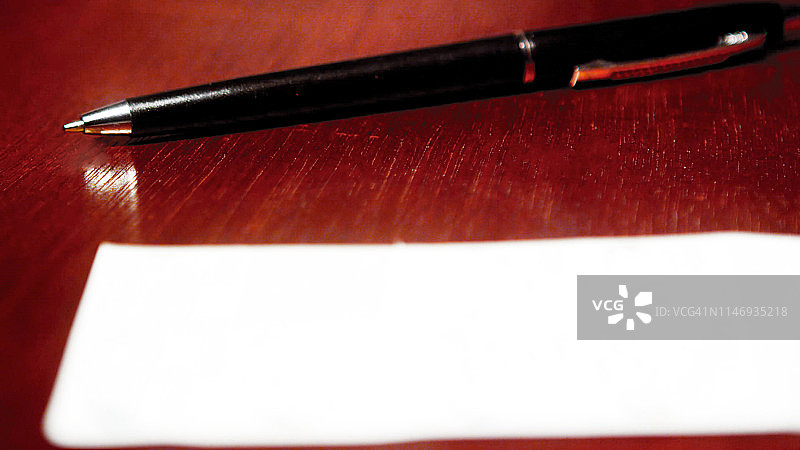 纸和笔放在一张木桌上图片素材