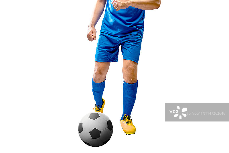 穿着蓝色运动衫的足球运动员踢着球图片素材