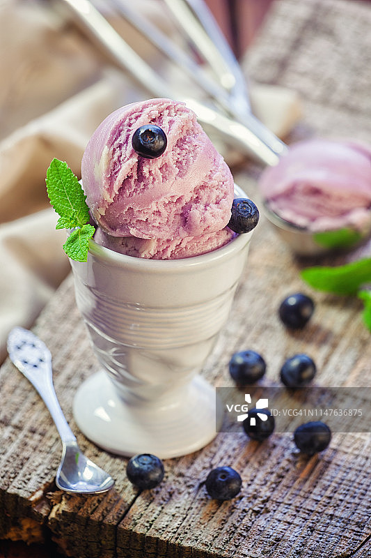甜美的自制蓝莓冰淇淋图片素材
