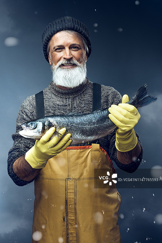 渔夫与一条大鱼在暴风雨的背景图片素材