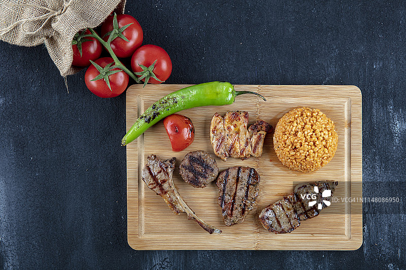 土耳其菜，木制盘子上的混合烧烤;牛排，牛排，肉丸，牛排，烤熟了。图片素材