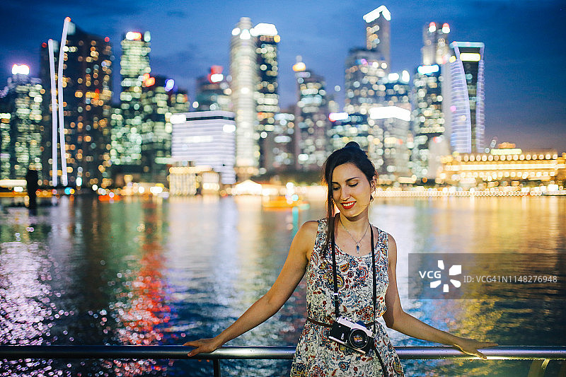 年轻时尚的新加坡单身女旅行者图片素材