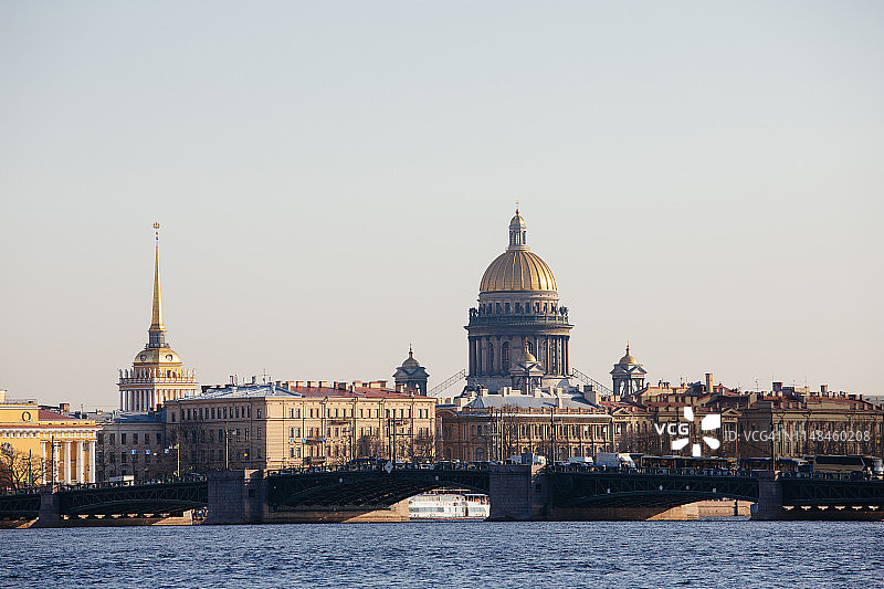 涅瓦河、海军部和圣彼得堡的圣艾萨克大教堂圆顶图片素材