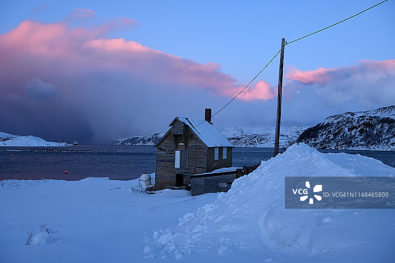 冬季峡湾景观和浪漫的天空Båtsfjord，芬马克县，挪威。图片素材