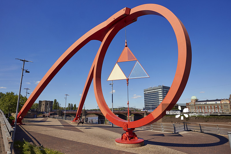 红色动力“钢波”雕塑在纽波特的阿斯克河海岸线上图片素材