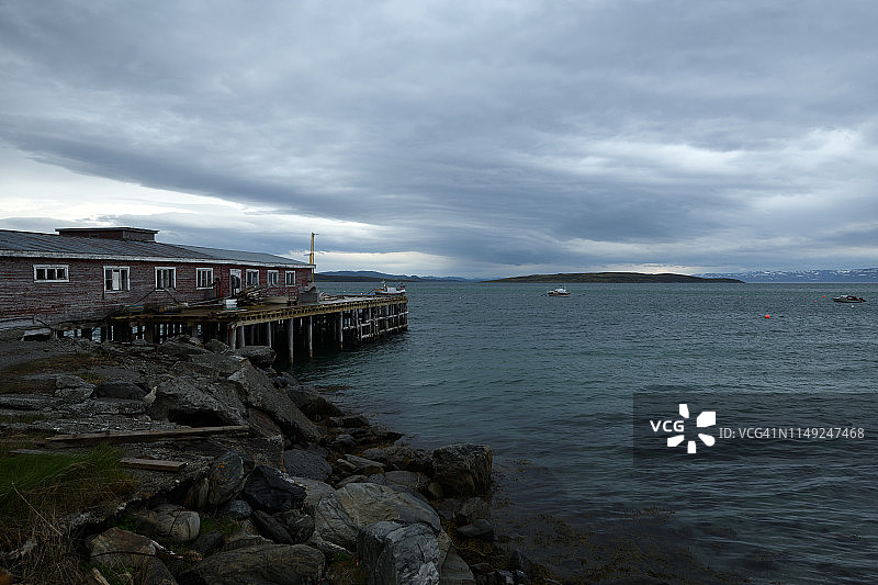 挪威北部勒贝斯比湾的船坞和码头图片素材