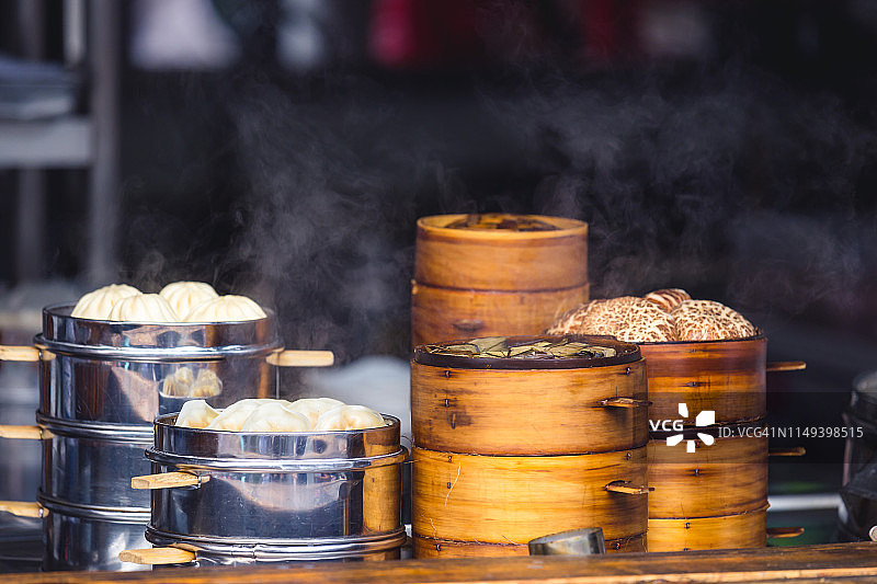 中国街头小吃摊贩售卖中国特色蒸饺。图片素材