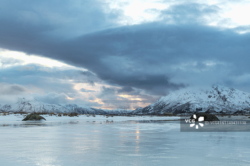 冬季，挪威北部Vesteralen岛上空的云层正在移动图片素材