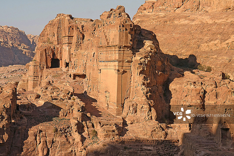 约旦贝都因古城佩特拉的沙岩洞穴、石柱和废墟图片素材