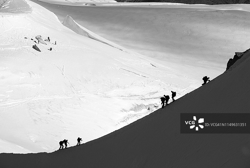 夏蒙尼的勃朗峰上的登山运动员图片素材