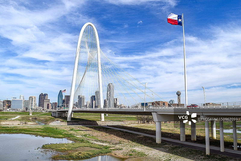 德州国旗在风中飘扬在三一河上的桥上-达拉斯，德克萨斯州图片素材