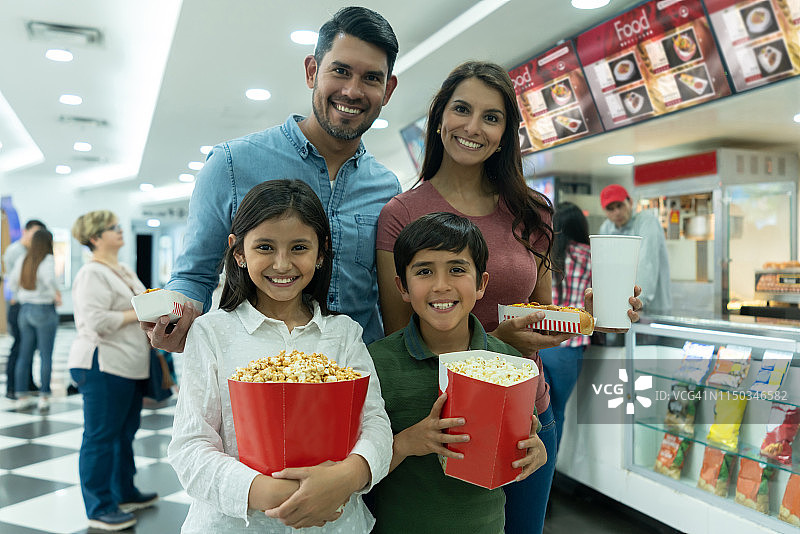 幸福的一家人在电影院买爆米花图片素材