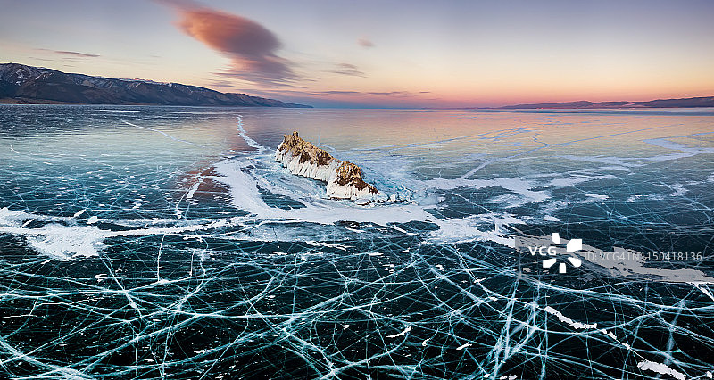 艾伦卡岛在贝加尔湖上的冬季日落全景。鸟瞰图。西伯利亚,俄罗斯图片素材