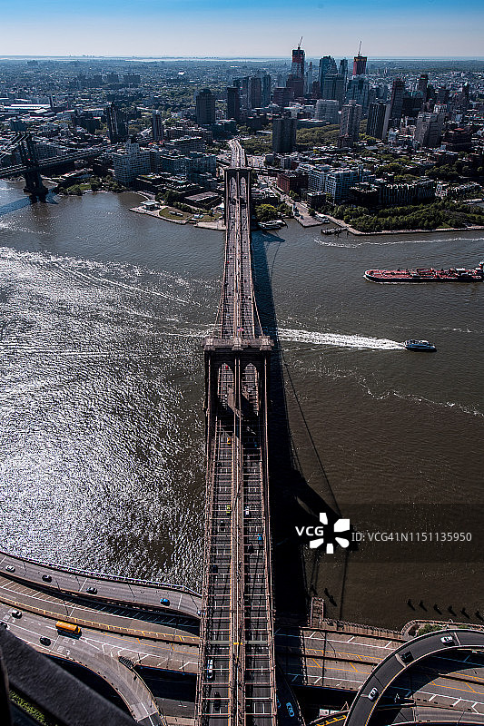 从直升飞机上俯瞰曼哈顿下岛，俯瞰布鲁克林一侧的布鲁克林大桥图片素材