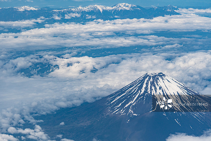 日本白雪皑皑的富士山和赤石山白天从飞机上鸟瞰图片素材