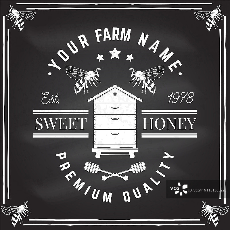 蜂蜜农场徽章。黑板上的向量。概念衬衫，邮票或t恤。古董排印设计与蜜蜂，蜂房和蜂蜜勺剪影。复古设计的蜜蜂农场业务图片素材