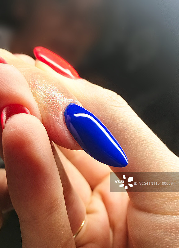 特写的女人手指与指甲艺术美甲与蓝色图片素材