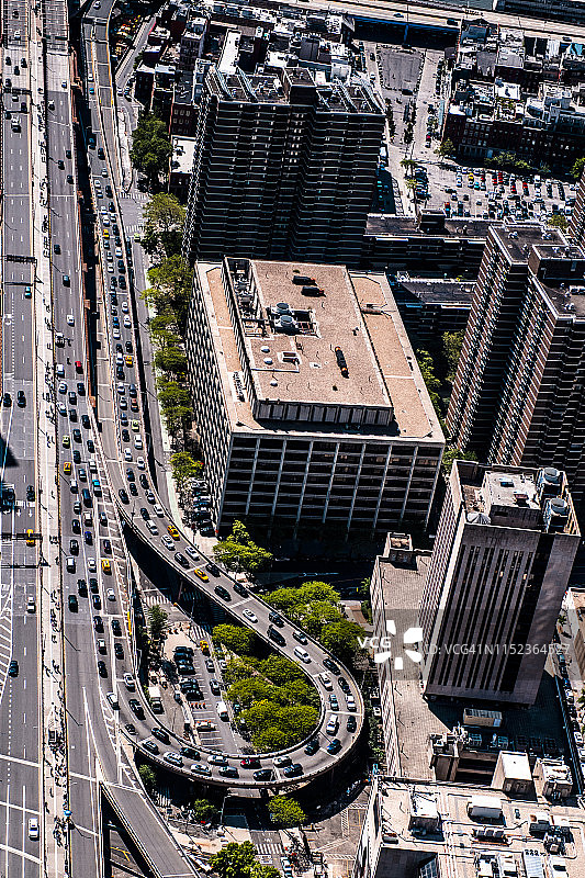 从直升飞机上俯瞰布鲁克林大桥和佩斯大学，纽约市曼哈顿图片素材