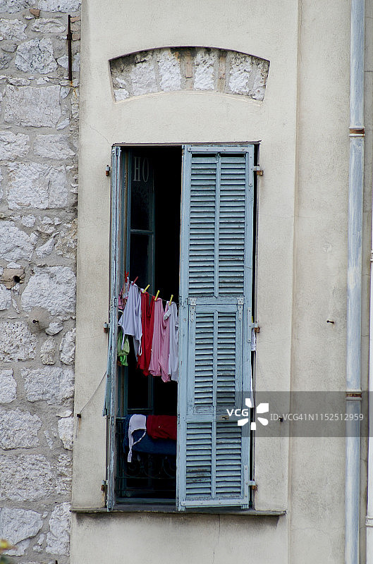 晾晒衣服的百叶窗，美丽的法国图片素材