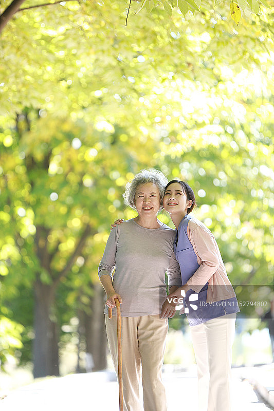 微笑的护士和老女人在公园的肖像图片素材