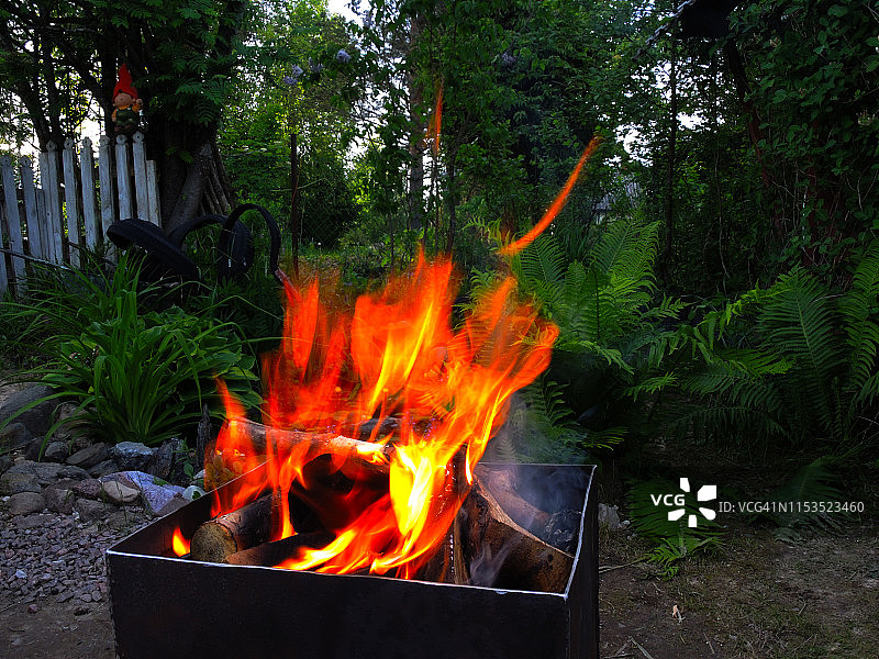 篝火在烤架上燃烧，平面图附近图片素材