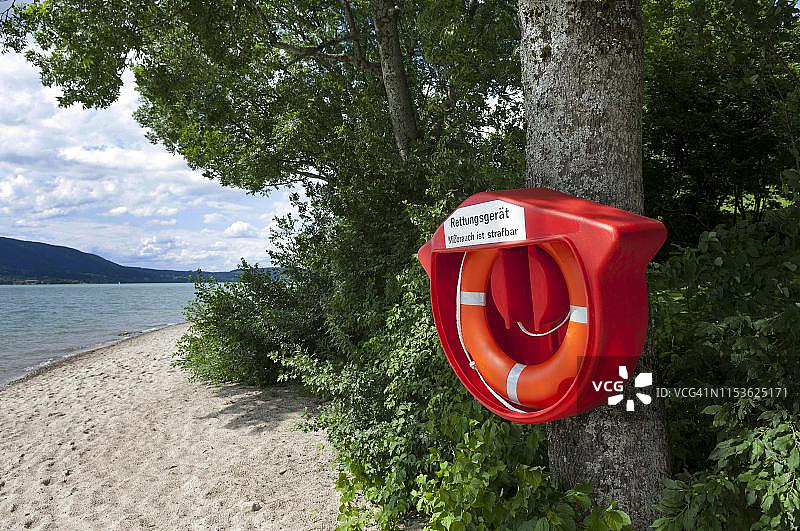 德国巴伐利亚州泰根瑟湖，救生带挂在树上图片素材